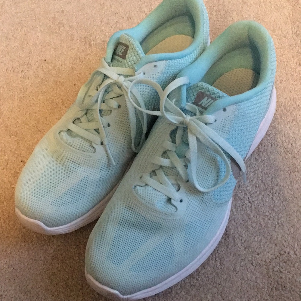 Nike Revolution 3 sneakers